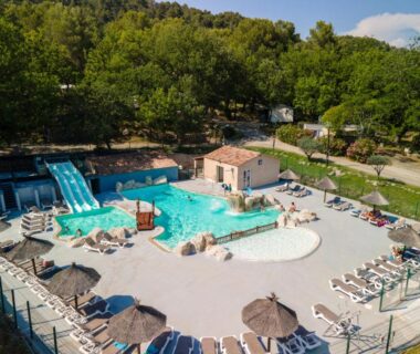 Piscine avec toboggans et transats du Camping Domaine Villa Verde