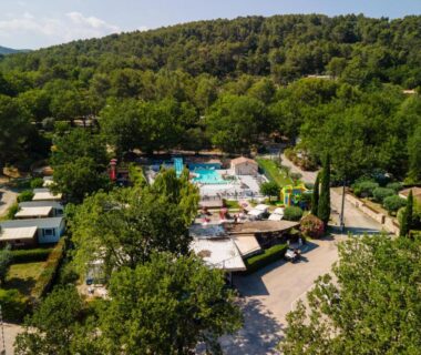 Vue aérienne de la piscine et des mobil-homes au Camping Domaine Villa Verde