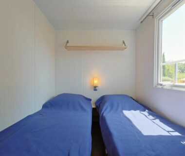 Chambre avec deux lits simples au Camping Domaine Villa Verde