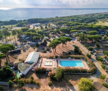 Côte corse avec piscine extérieure et pinède au Camping Domaine d'Anghione