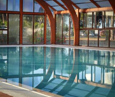 Piscine intérieure sous verrière en bois au Camping Domaine d'Anghione