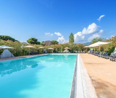 Piscine extérieure avec transats et parasols au Camping Domaine d'Anghione