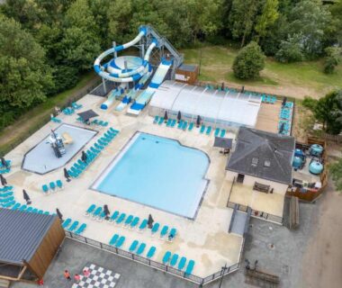 Espace aquatique extérieur avec piscine principale et toboggans au Camping Domaine de la Brèche