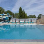 Piscine extérieure avec toboggan au Camping Domaine de la Brèche