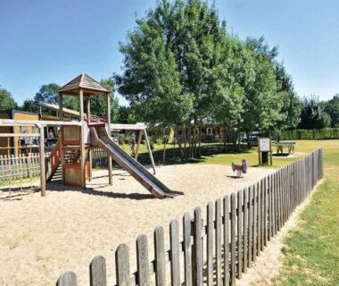 Aire de jeux en sable avec toboggan au camping Domaine de la Brèche