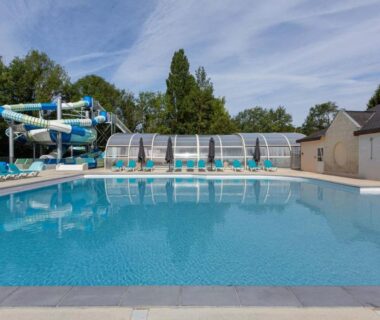 Piscine extérieure avec toboggan au Camping Domaine de la Brèche