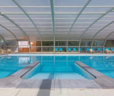Piscine couverte intérieure dans l'espace aquatique du Camping Domaine de la Brèche