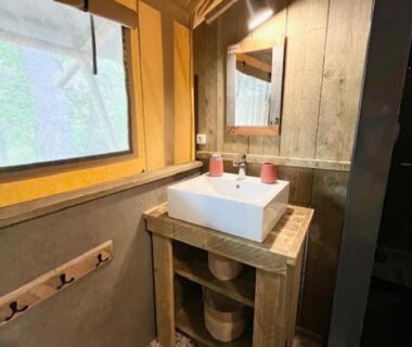 Salle de bains avec vasque dans un hébergement du Camping Domaine de la GAUTIERE