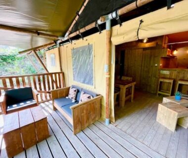 Terrasse couverte avec salon en bois du Camping Domaine de la GAUTIERE