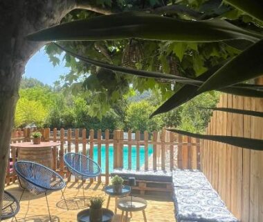 Terrasse en bois avec piscine et fauteuils au Camping Domaine de la GAUTIERE