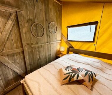 Intérieur d'hébergement avec lit dans le Camping Domaine de la GAUTIERE