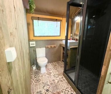 Salle de bain avec douche cabine et WC dans l'hébergement du Camping Domaine de la GAUTIERE