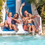 Piscine avec toboggans et famille au Camping Domaine de la Ville Huchet