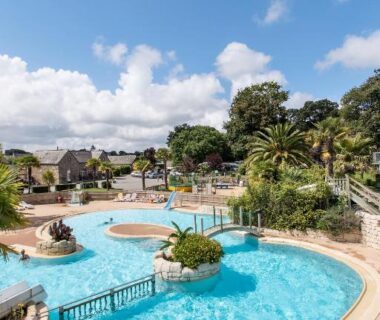 Piscine extérieure avec plusieurs bassins au Camping Domaine de la Ville Huchet