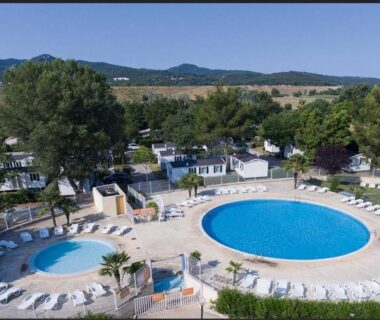 Espace piscine avec grand bassin et pataugeoire au Camping Domaine des Iscles