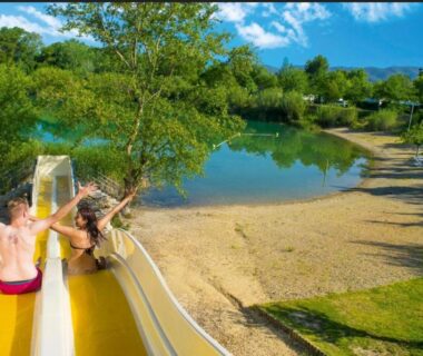 Plage de lac et toboggan aquatique au Camping Domaine des Iscles