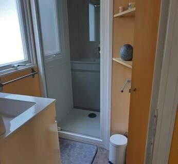 Salle de bain avec cabine de douche du Camping Domaine des iscles