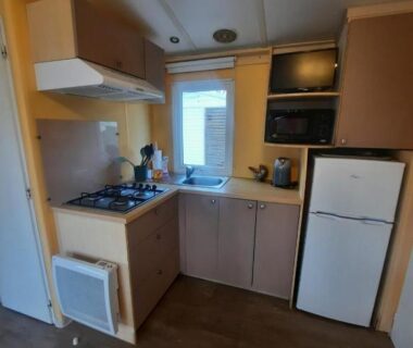 Cuisine équipée dans le mobil-home au Camping Domaine des iscles