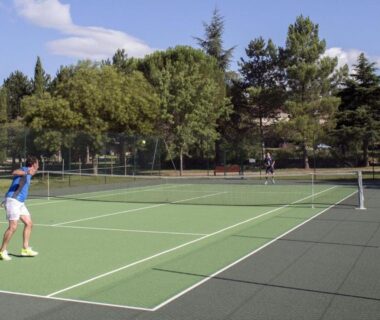 Terrain de tennis en plein air au Camping Domaine du Cros d'Auzon Maeva