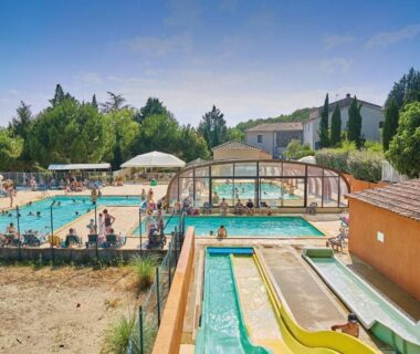 Piscine extérieure avec toboggans et bassin couvert au Camping Domaine du Cros d'Auzon Maeva
