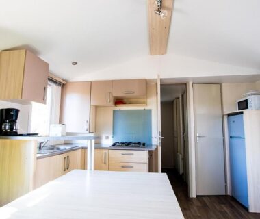 Cuisine équipée dans le mobil-home du Camping Domaine du Cros d'Auzon Maeva