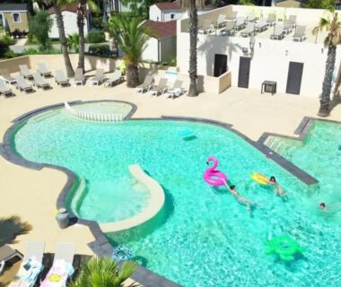 Piscine turquoise avec transats et bouées au Camping Domaine du Golfe de St Tropez Aquatique Vacances