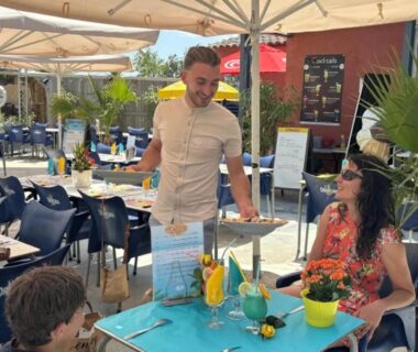Terrasse de restaurant avec serveur et clients au Camping Domaine du Golfe de St Tropez Aquatique Vacances