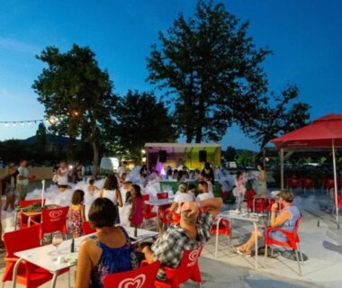 Terrasse extérieure avec tables et guirlandes lumineuses au Camping Domaine du Golfe de St Tropez Aquatique Vacances