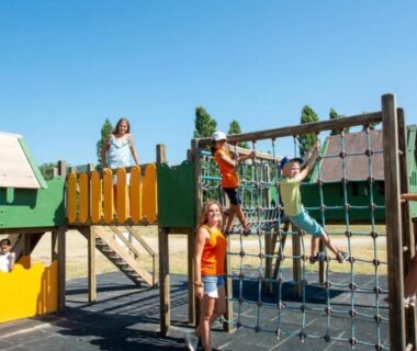 Aire de jeux avec enfants au Camping Domaine du Golfe de St Tropez - Aquatique Vacances