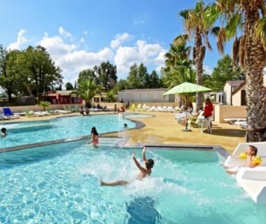 Piscine extérieure avec toboggan et transats au Camping Domaine du Golfe de St Tropez - Aquatique Vacances