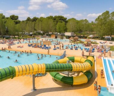 Aire de baignade avec toboggans et bassins au Camping Domaine la Yole