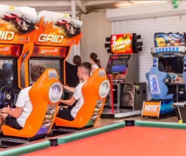 Salle de jeux avec bornes d'arcade et billard au Camping Domaine la Yole