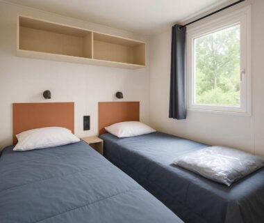 Chambre avec deux lits simples dans le mobil-home du Camping Domaine la Yole