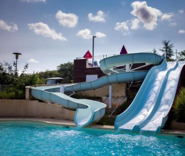 Piscine extérieure avec toboggans au Camping Domaine le Quercy