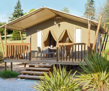 Terrasse en bois avec tente lodge et mobilier extérieur au Camping Domaine le Quercy