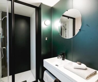 Salle de bain moderne avec lavabo miroir et douche du Camping Domaine le Quercy