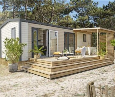 Terrasse en bois devant mobil-home au Camping Du Paquier Fané