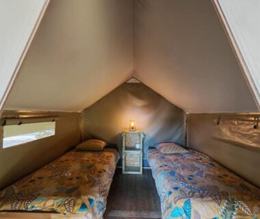 Intérieur de tente avec deux lits dans le camping Du Paquier Fané