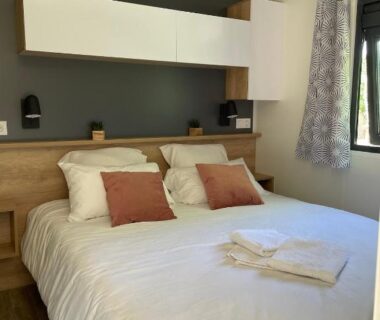 Chambre double avec lit et serviettes au Camping Du Perche Bellemois