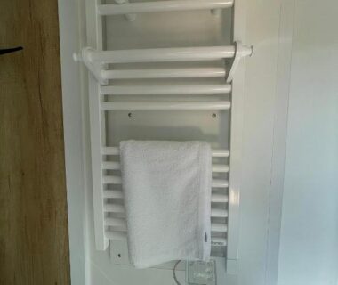 Salle de bains avec sèche-serviettes du Camping Du Perche Bellemois