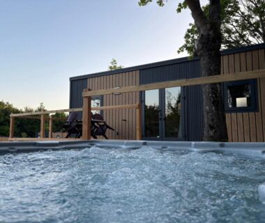 Jacuzzi extérieur et terrasse au Camping Du Perche Bellemois