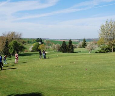 Prairie et promeneurs dans le camping Du Perche Bellemois
