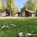 Prairie et chalets en bois au Camping Du Port De Plaisance