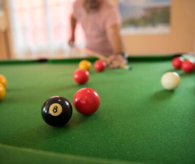 Salle de billard avec table verte et boules au Camping Du Port De Plaisance