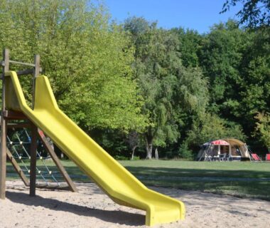 Aire de jeux avec toboggan dans le parc du Camping Dun-le-Palestel