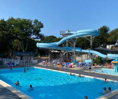 Piscine avec toboggan et transats au Camping Eden