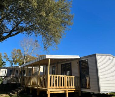 Mobil-homes avec terrasses sous arbre au Camping Eden