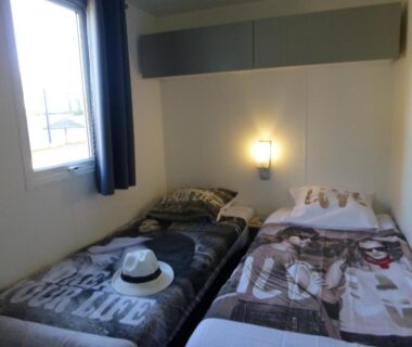 Chambre avec deux lits simples au Camping Eden