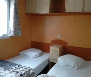 Chambre avec deux lits simples au Camping Ernest Renan