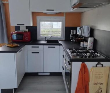 Cuisine équipée dans le logement du Camping Ernest Renan